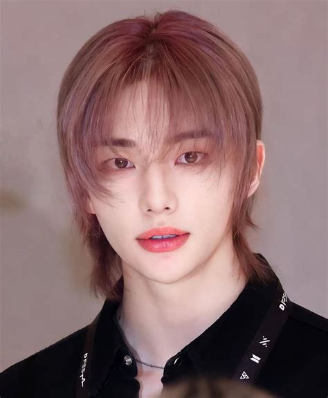 Hyunjin, the leader of Stray Kids, cut off his long hair and revealed his new short hairstyle on Twitter. . Hyunjin new haircut